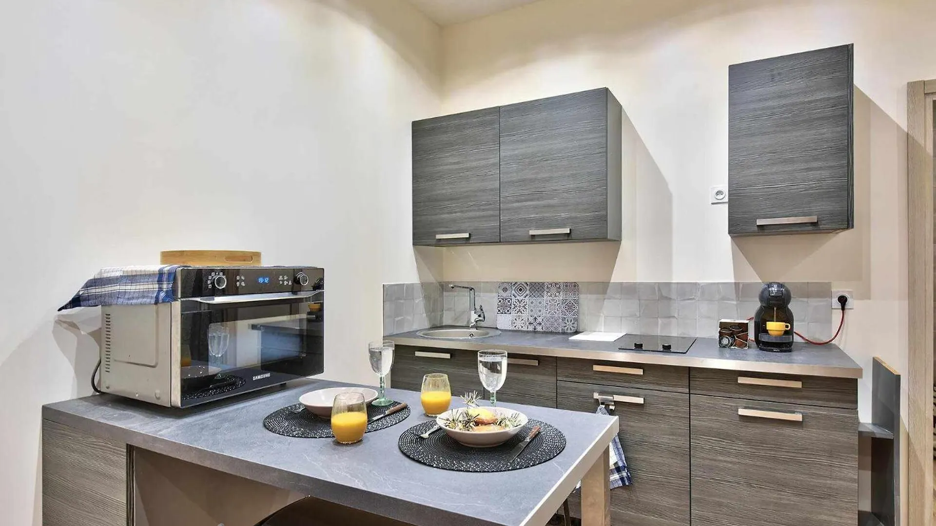 Cozy Confort Villeurbanne 0*,